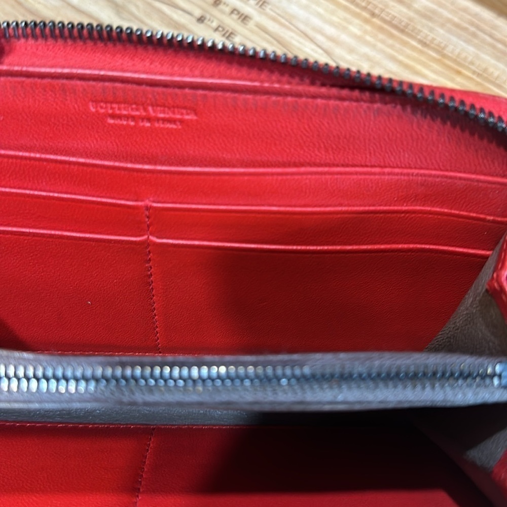 Bottega Veneta red wallet. - Picture 8 of 14